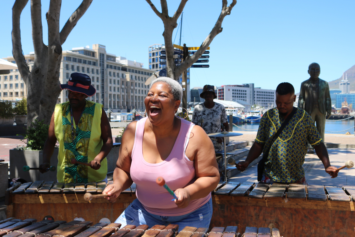 Observing humanity in motion - A colorful theatre of everday urban life