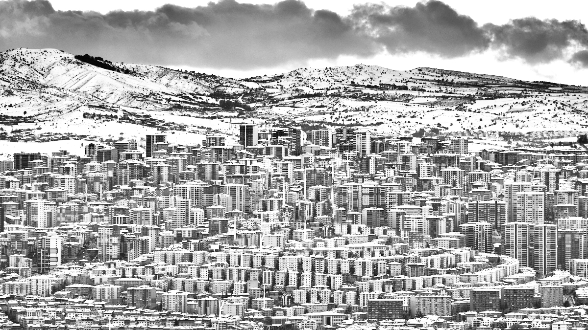 Sous la neige la ville - Beneath the snow the city.