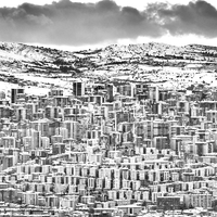 Sous la neige la ville - Beneath the snow the city.