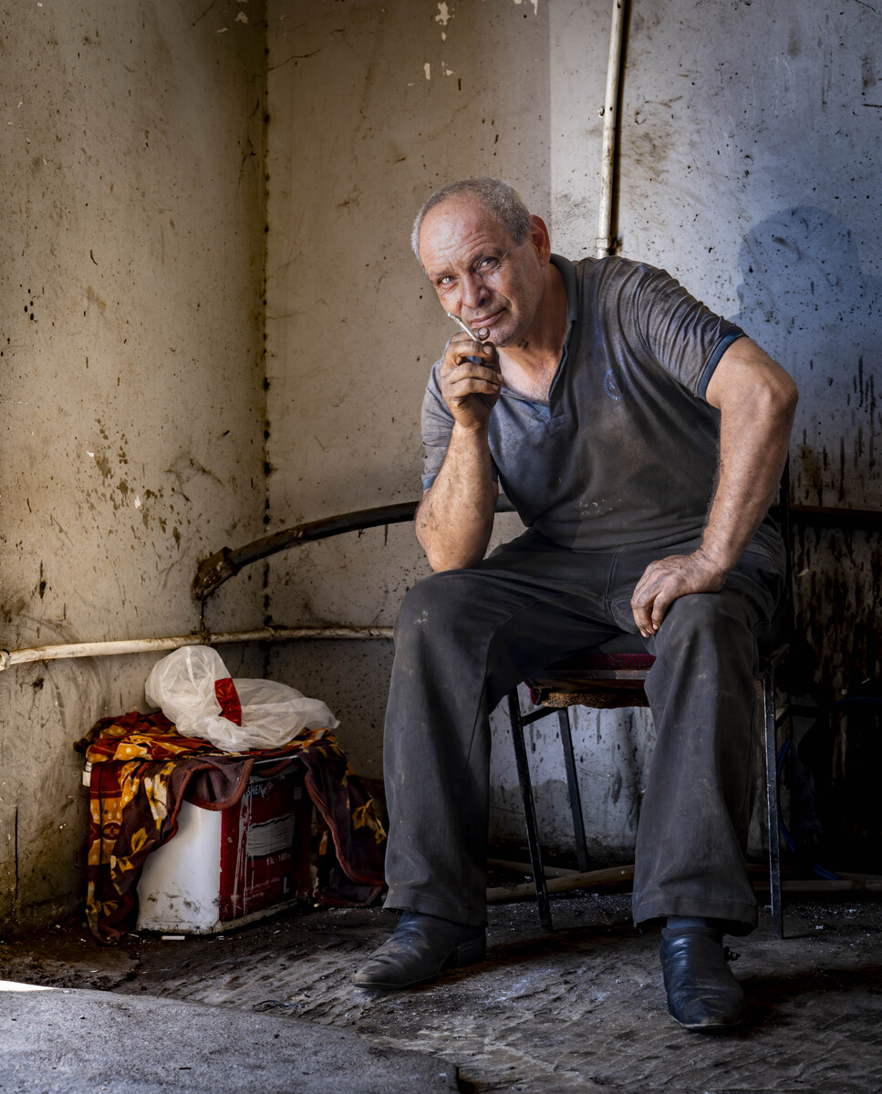 Hands of grease, Eyes of experience