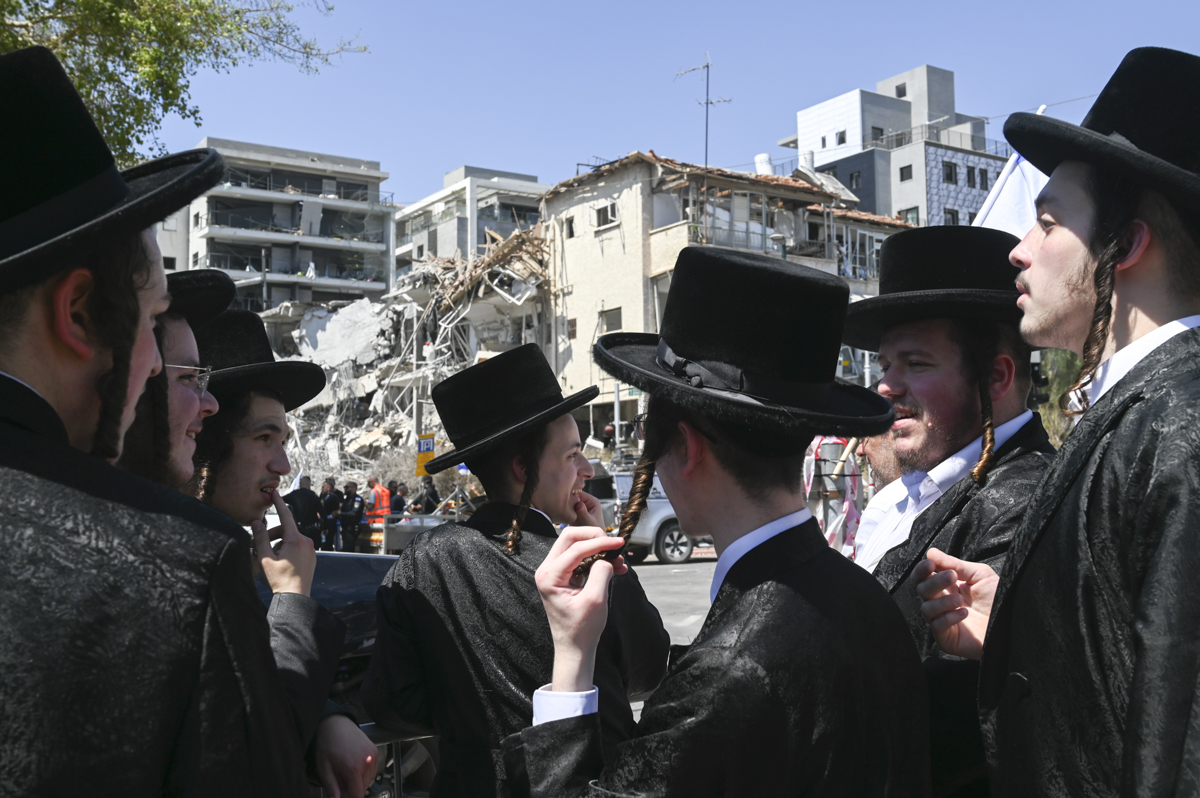 Witnessing the Ruins